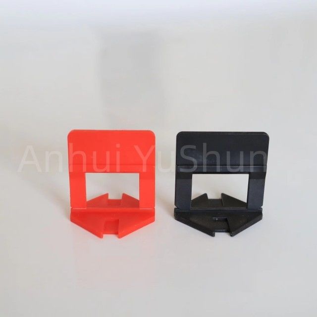 Schwarze 1.0mm Fliese, die Clip und Keil-Distanzscheiben für den Fußboden des Plastiks planiert
